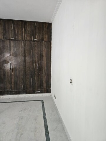 Room in 3 BHK Independent House at RWA Apartments Sector 52, Sector 52 – for Rent