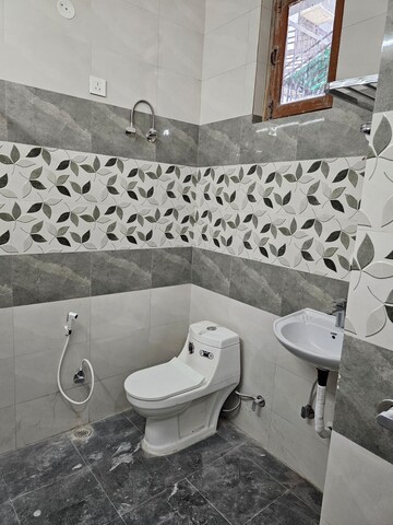 Master Bedroom in 3 BHK Independent House at RWA Apartments Sector 52, Sector 52 – for Rent