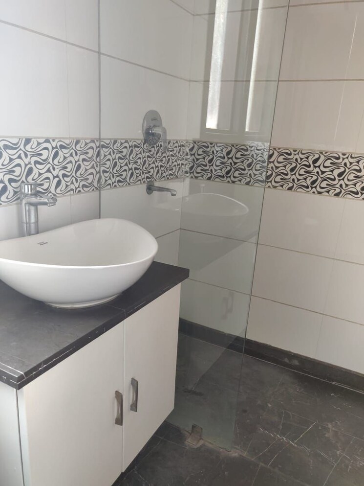 Bathroom, rwa-hauz-khas-block-c-5 3 Bedroom 160 Sq.Yd. Builder Floor In Hauz Khas Delhi 8773646