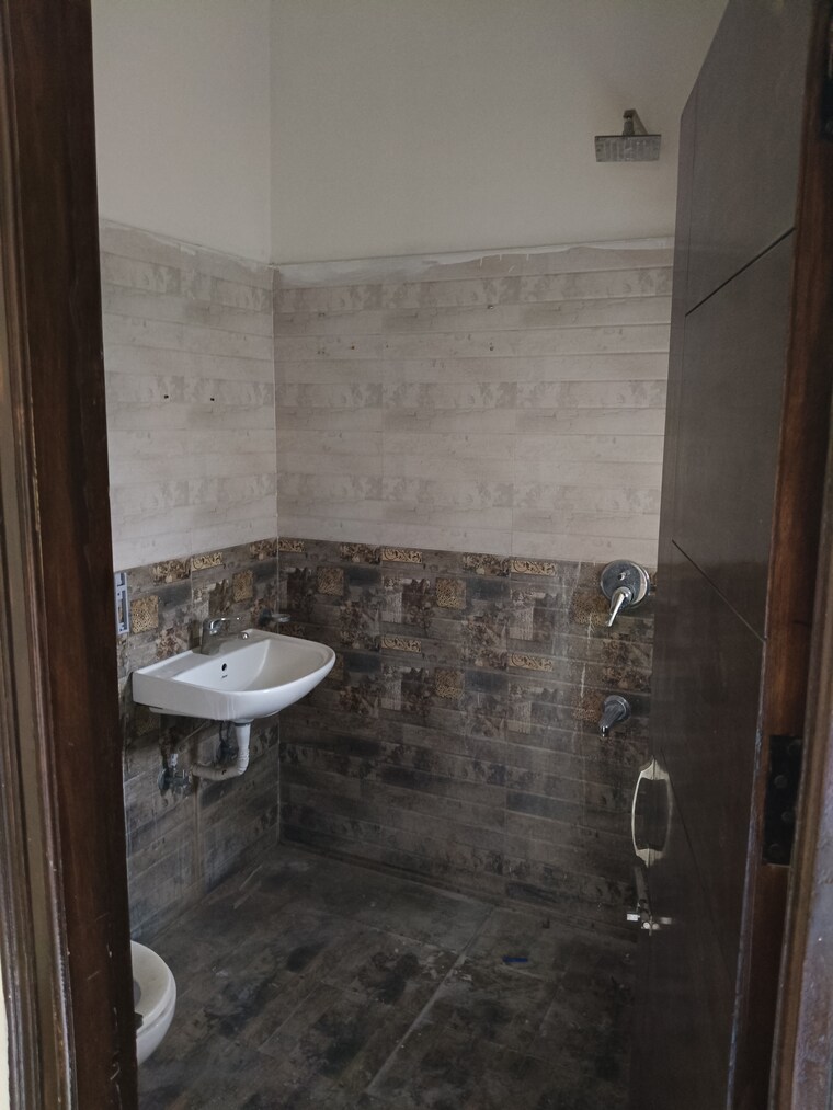 Bathroom, guru-nanak-enclave 3 Bedroom 900 Sq.Ft. Builder Floor In Dhakoli Zirakpur 8773700