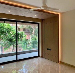 Room in 3 BHK Apartment at Igi Airport Area – for Sale