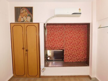 Room in 3 BHK Apartment at Juhu – for Rent