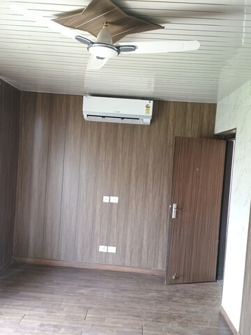 Room in 4 BHK Builder Floor at BPTP Amstoria, Sector 102 – for Rent