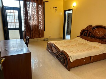 Master Bedroom in 3 BHK Independent House at Sector 43 – for Rent