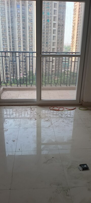 Room in 3 BHK Apartment at ATS Dolce, Zeta I Greater Noida – for Rent
