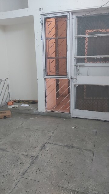 Room in 1.5 BHK Apartment at Mayur Vihar – for Rent