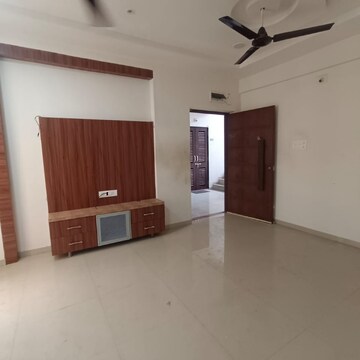 Room in 3 BHK Apartment at Orchid Flora, Vemali – for Rent