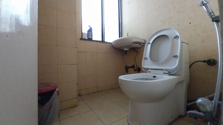 Bathroom, netaji subhash place Commercial Office Space 875 Sq.Ft. In Netaji Subhash Place Delhi 8773954