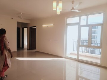 Room in 3 BHK Apartment at Omaxe Waterscapes, Gomti Nagar – for Rent
