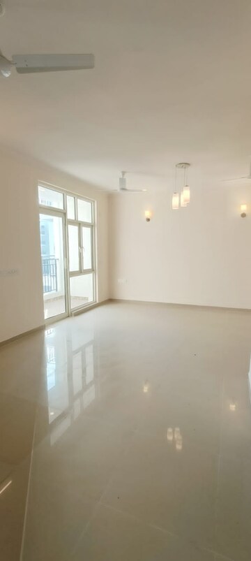 Room in 3 BHK Apartment at Omaxe Waterscapes, Gomti Nagar – for Rent