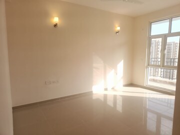Room in 3 BHK Apartment at Omaxe Waterscapes, Gomti Nagar – for Rent
