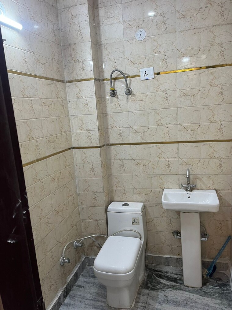 Bathroom, sant nagar 2 Bedroom 675 Sq.Ft. Builder Floor In Sant Nagar Delhi 8774137