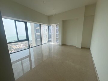 Room in 4 BHK Apartment at Piramal Aranya, Byculla – for Rent