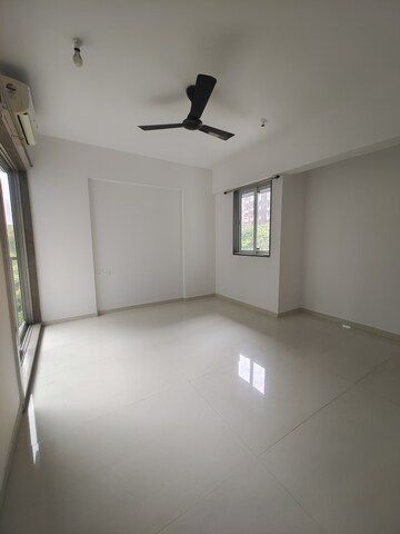 Room in 3 BHK Apartment at Nexus Hyde Park Residency, Manpada – for Rent