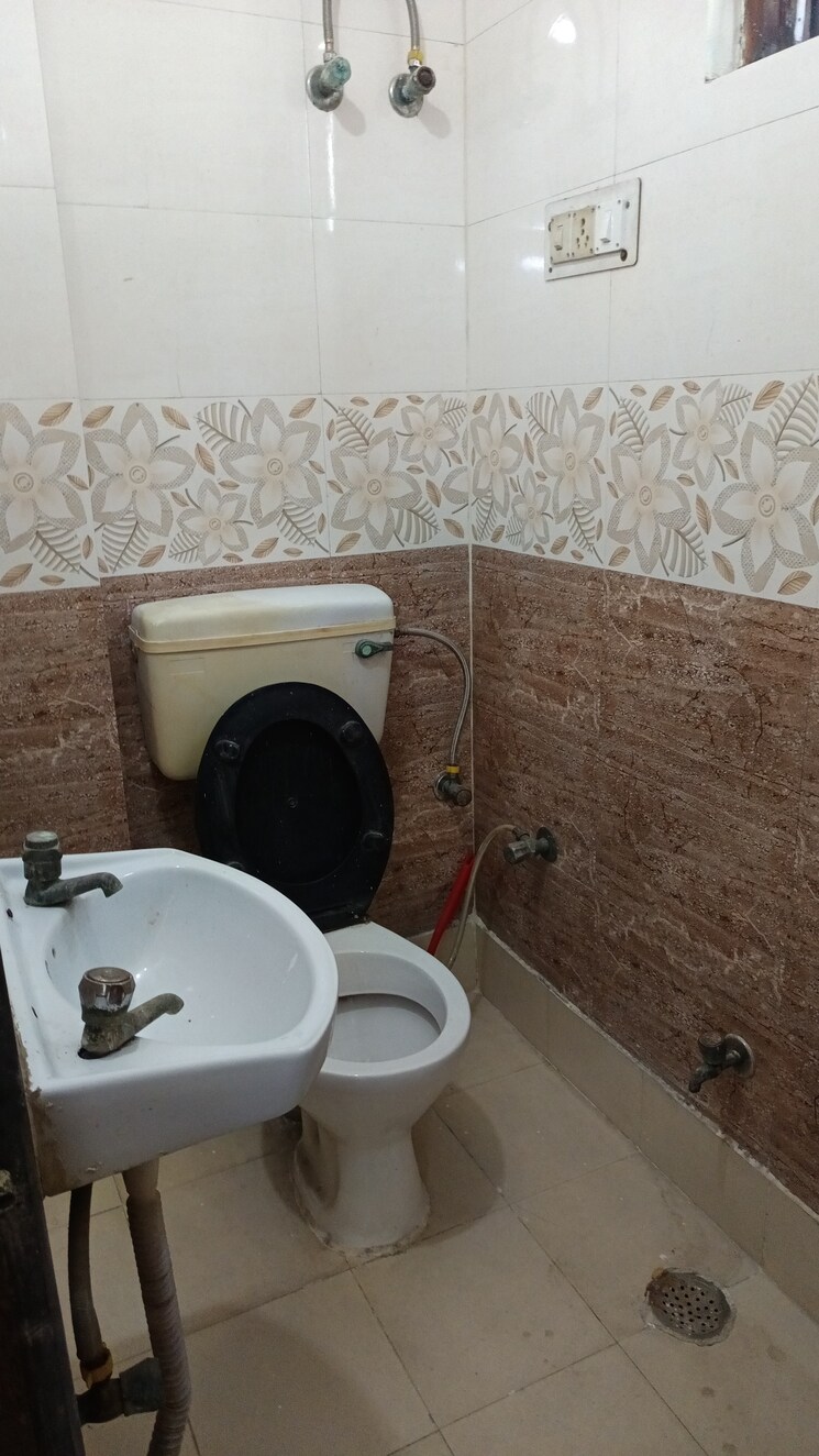 Bathroom, patel nagar 2 Bedroom 980 Sq.Ft. Builder Floor In Patel Nagar Delhi 8774235