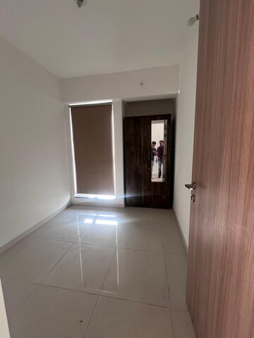 Room in 2 BHK Apartment at Piramal Vaikunth, Balkum Pada – for Rent