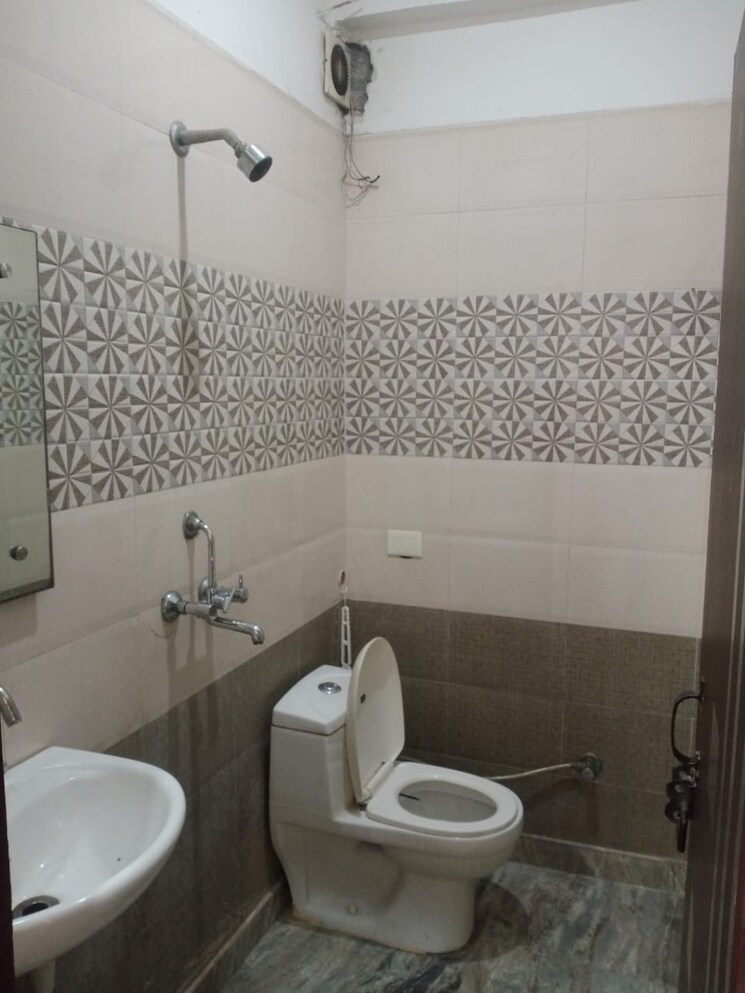 Bathroom, royal-homes-rajendra-park 3 Bedroom 1250 Sq.Ft. Builder Floor In Rajendra Park Gurgaon 8774313