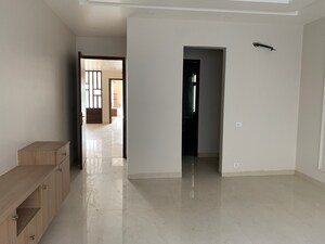 Room in 3 BHK Builder Floor at BPTP Amstoria Country Floor, Sector 102 – for Sale