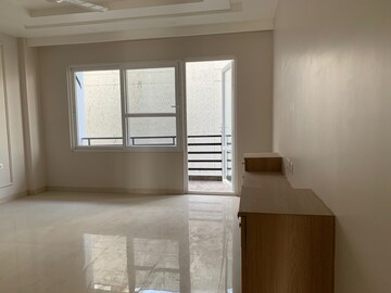 Room in 3 BHK Builder Floor at BPTP Amstoria Country Floor, Sector 102 – for Sale