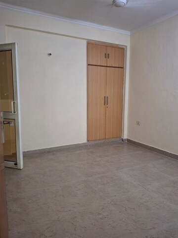Room in 2 BHK Apartment at Supertech Ecociti, Sector 137 – for Rent