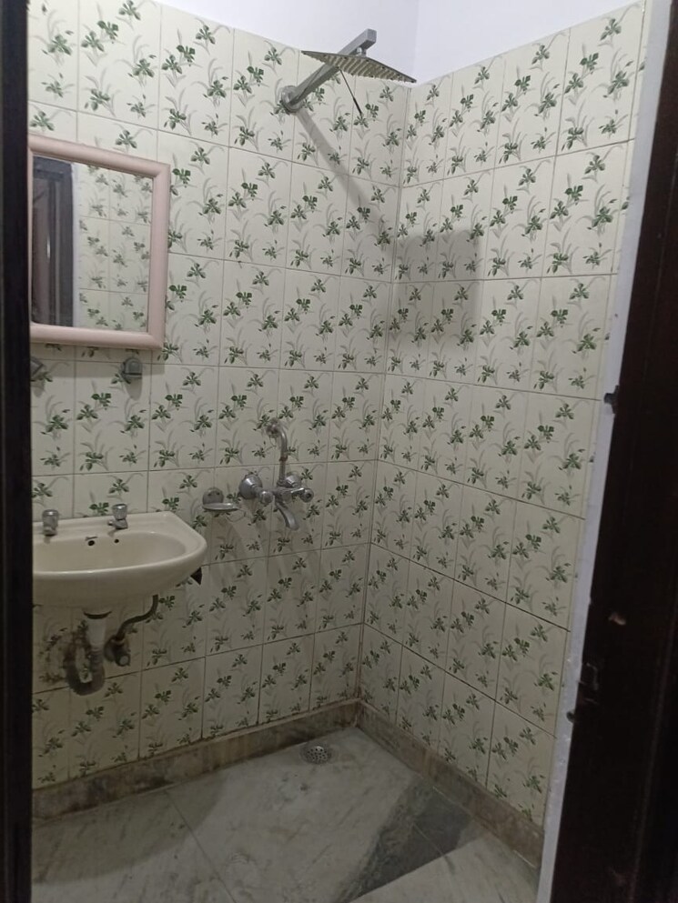 Bathroom, arjun nagar 2 Bedroom 750 Sq.Ft. Builder Floor In Arjun Nagar Delhi 8774614