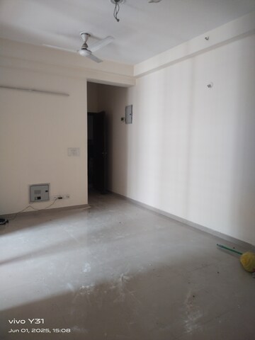 Room in 2.5 BHK Apartment at Mahagun Mywoods, Sector 16c Greater Noida – for Rent