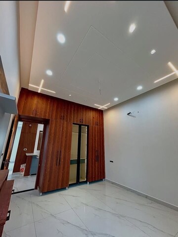 Room in 3 BHK Builder Floor at Sector 33 – for Rent