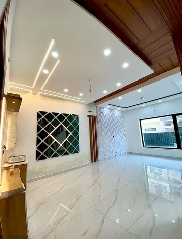 Room in 3 BHK Builder Floor at Sector 33 – for Rent
