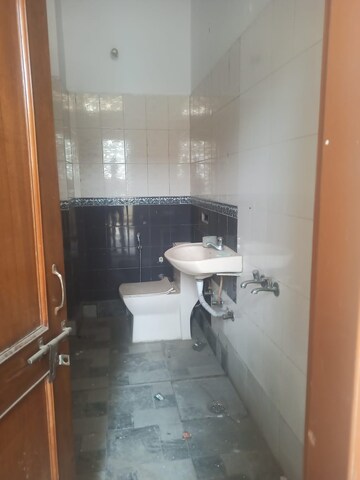 Kitchen in 2.5 BHK Builder Floor at Sector 46 – for Rent