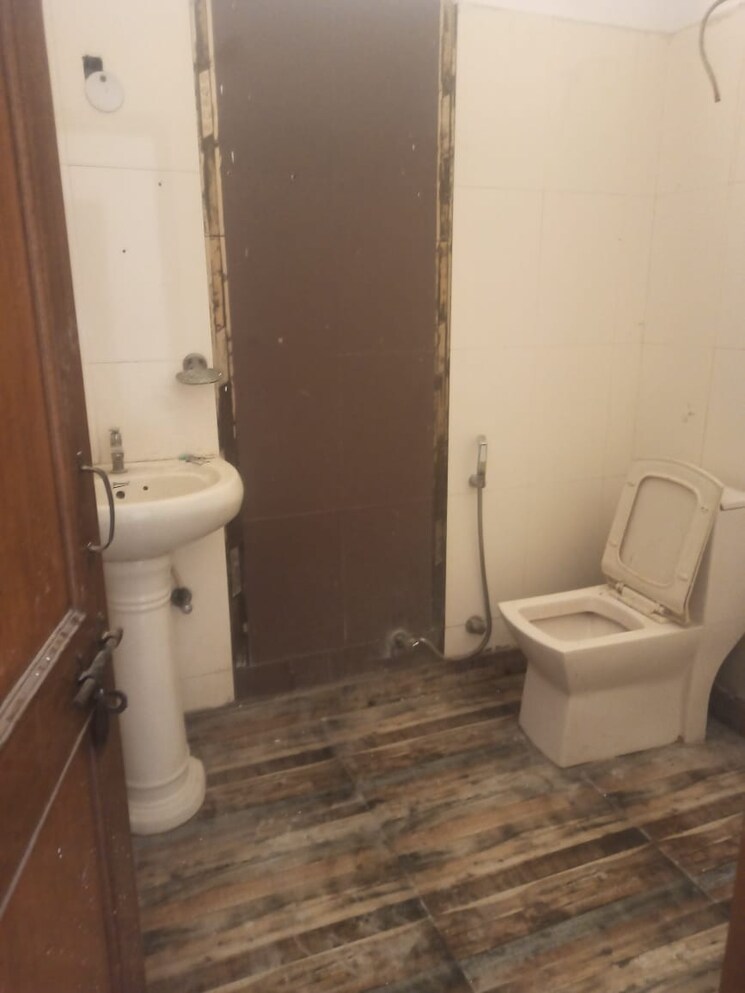 Bathroom, sector 46 2.5 Bedroom 1350 Sq.Ft. Builder Floor In Sector 46 Faridabad 8775010