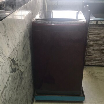 Furnished Amenities in 2 BHK Apartment at Arihant Tower, Parmanand Wadi – for Rent