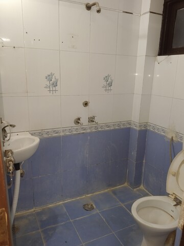 Bathroom in 2 BHK Apartment at Sector 46 – for Rent