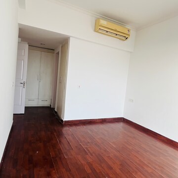 Room in 3 BHK Apartment at Jaypee Greens Pavilion Court, Sector 128 – for Rent