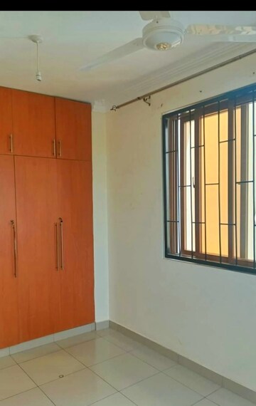 Room in 2 BHK Apartment at Mulund West – for Rent