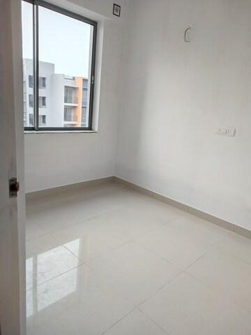 Room in 3 BHK Apartment at Godrej Seven, Joka – for Rent