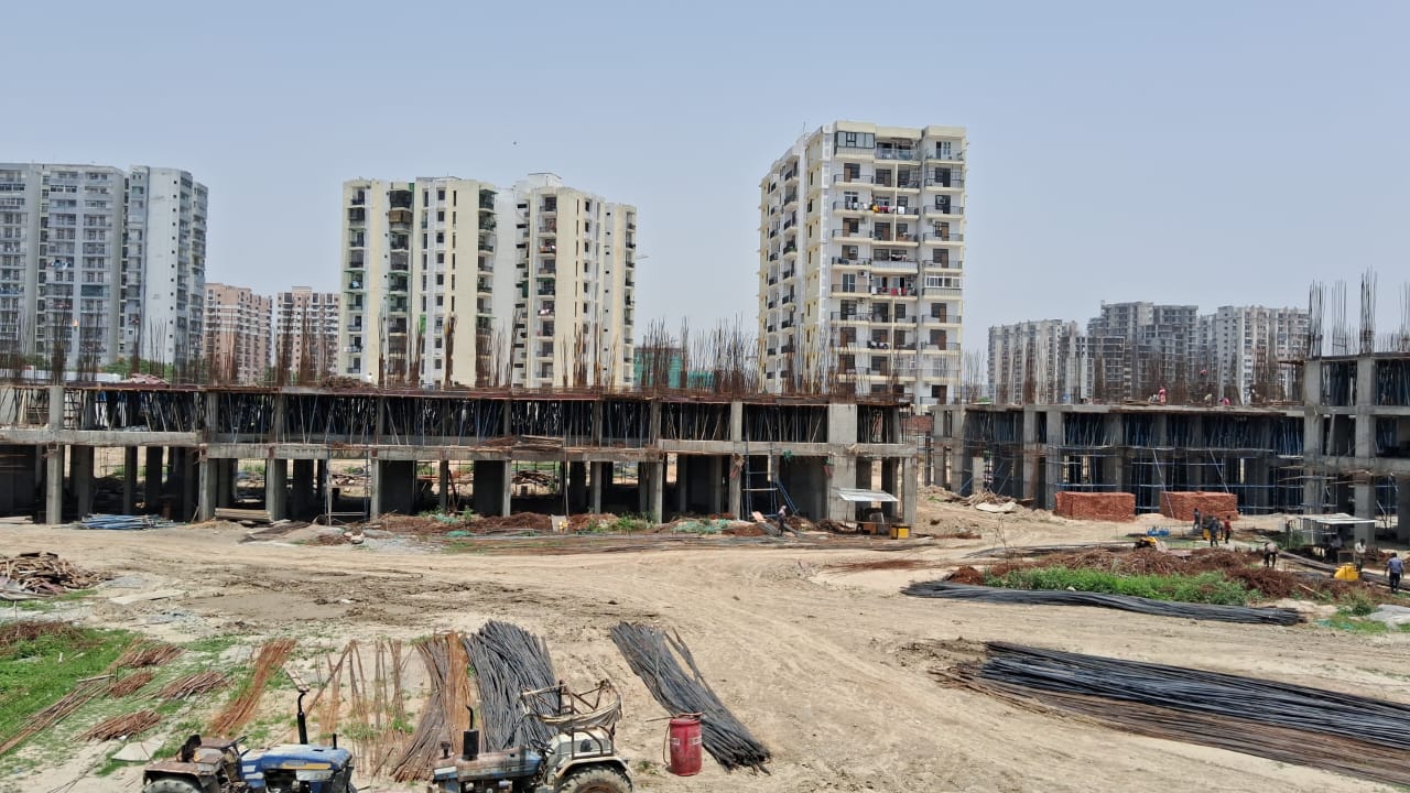 3.5 BHK Apartment For Sale in Uninav Residena