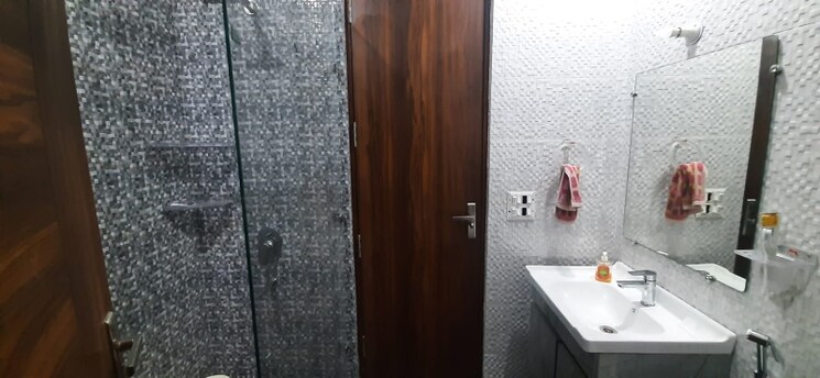 Bathroom, sector 43 4 Bedroom 300 Sq.Yd. Builder Floor In Sector 43 Gurgaon 8775388