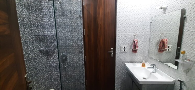 Bathroom, sector 43 4 Bedroom 300 Sq.Yd. Builder Floor In Sector 43 Gurgaon 8775388