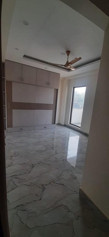 Room in 4 BHK Builder Floor at Sector 43 – for Rent