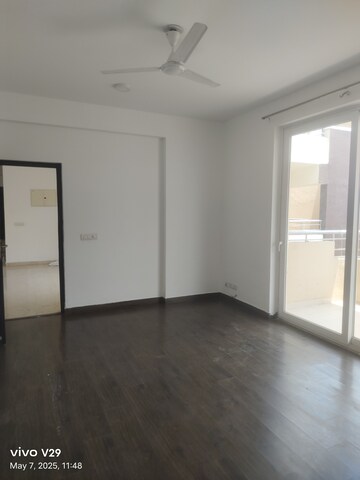 Room in 3 BHK Apartment at Ireo Uptown, Sector 66 – for Rent