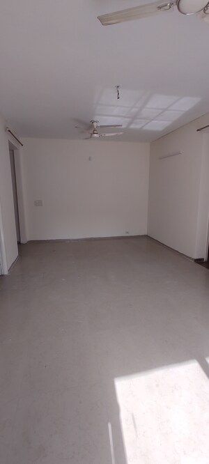 Room in 3 BHK Apartment at Umang Summer Palms, Sector 86 – for Sale