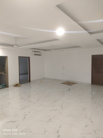 Room in 4 BHK Apartment at Unitech South City 1, South City 1 – for Rent