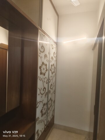 Room in 4 BHK Apartment at Unitech South City 1, South City 1 – for Rent