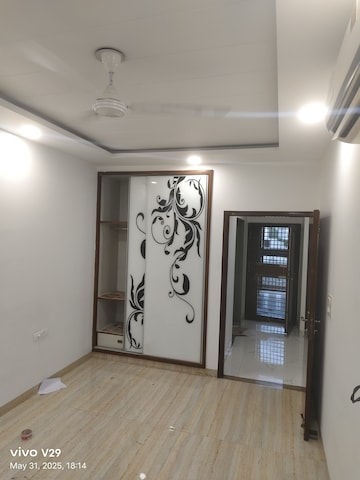 Room in 4 BHK Apartment at Unitech South City 1, South City 1 – for Rent