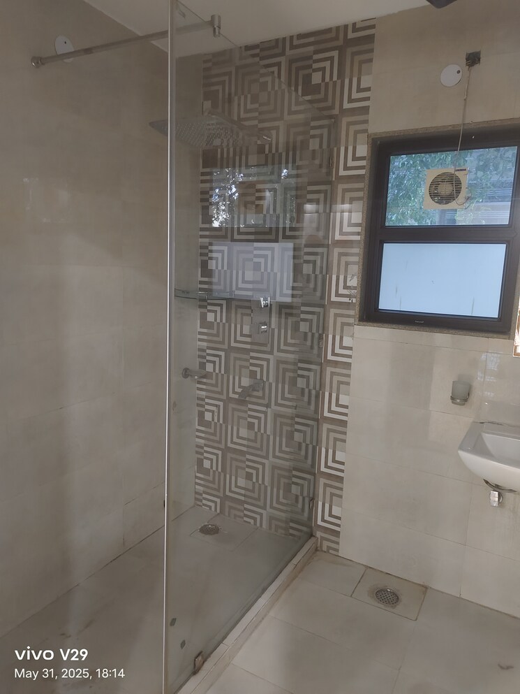 Bathroom, unitech-south-city-1 4 Bedroom 500 Sq.Yd. Apartment In South City 1 Gurgaon 8775447
