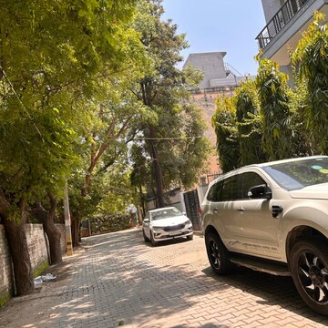 Parking in 4 BHK Builder Floor at Vasant Kunj – for Sale