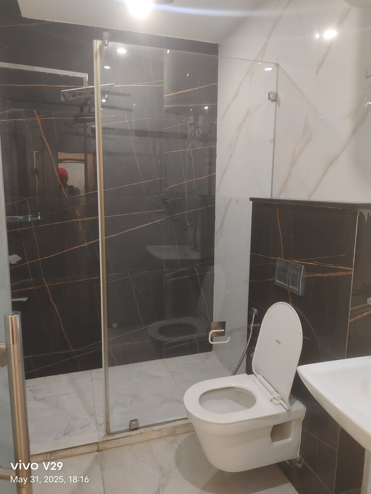 Bathroom, unitech-south-city-1 4 Bedroom 500 Sq.Yd. Apartment In South City 1 Gurgaon 8775447
