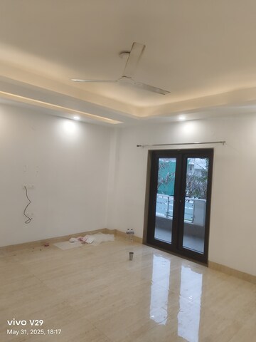 Room in 4 BHK Apartment at Unitech South City 1, South City 1 – for Rent