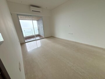 Room in 3 BHK Apartment at Lokhandwala Minerva Mahalaxmi, Mahalaxmi – for Rent