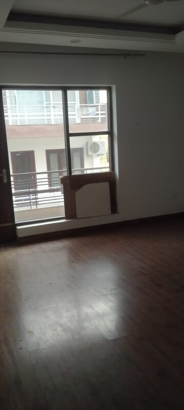 Room in 3 BHK Builder Floor at Sector 41 – for Rent